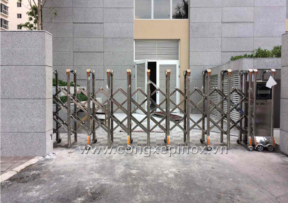 Mặt bên hông công trình lắp đặt cửa cổng xếp cao cấp tại Phú Mỹ Hưng, Quận 7, Tp.HCM