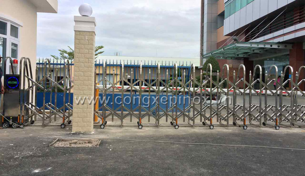 Cửa cổng xếp cao cấp sử dụng inox 201 ở Vũng Tàu