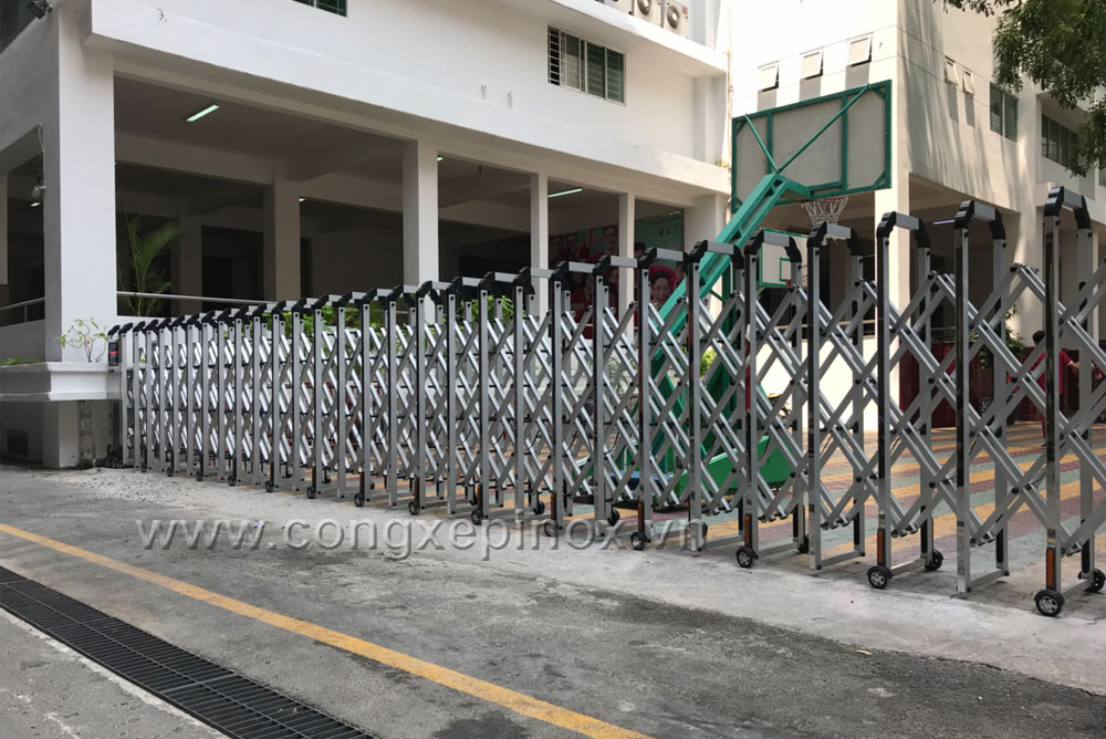 Mặt bên hông công trình lắp đặt Cửa cổng xếp nhôm xỏ lá inox tại Trường Quốc tế Á Châu