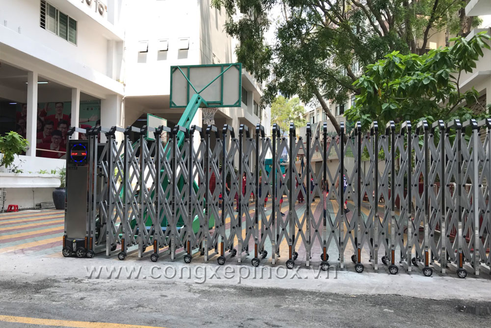 Hình ảnh thật tế công trình lắp đặt Cửa cổng xếp nhôm xỏ lá inox tại Trường Quốc tế Á Châu
