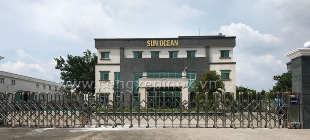 Mặt tiền cửa cổng xếp inox lắp tại công trình Sun Ocean
