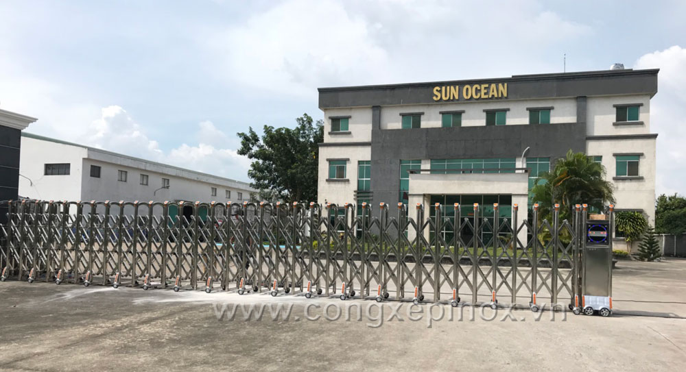 Toàn cảnh cửa cổng xếp inox lắp tại công trình Sun Ocean