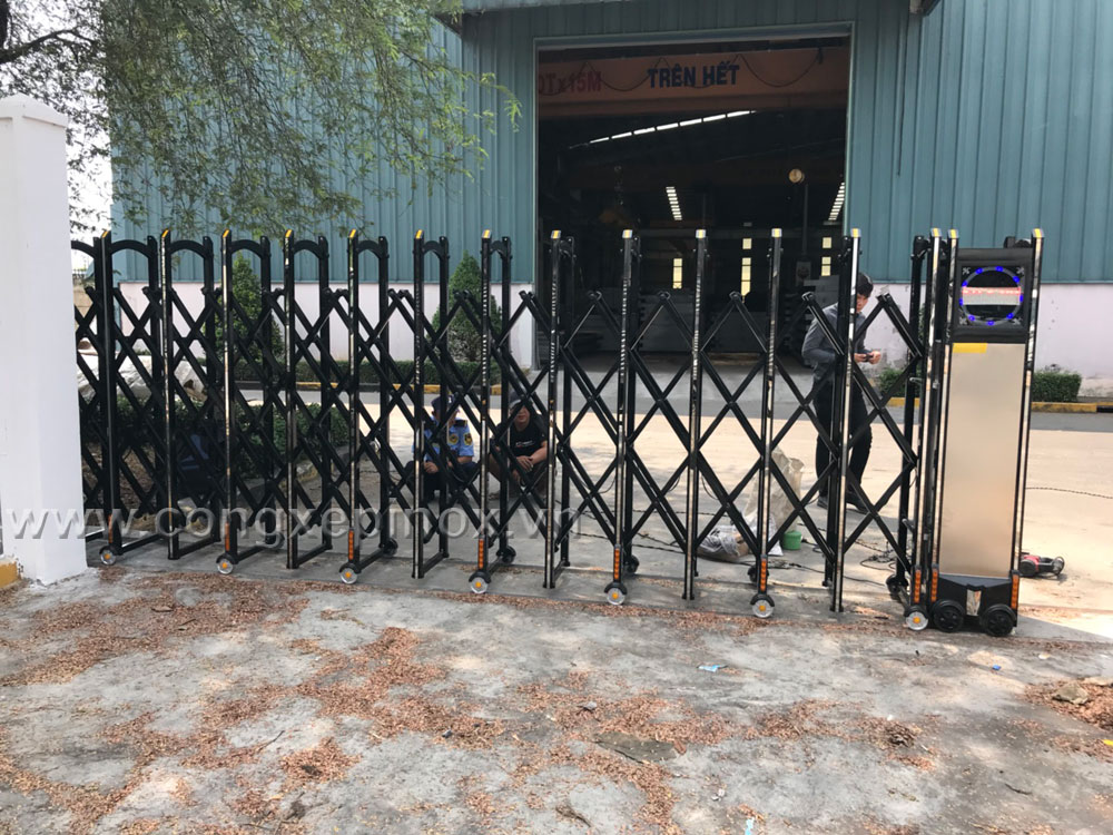Hình ảnh Cửa cổng xếp hợp kim nhôm khu công nghiệp Tân Tạo