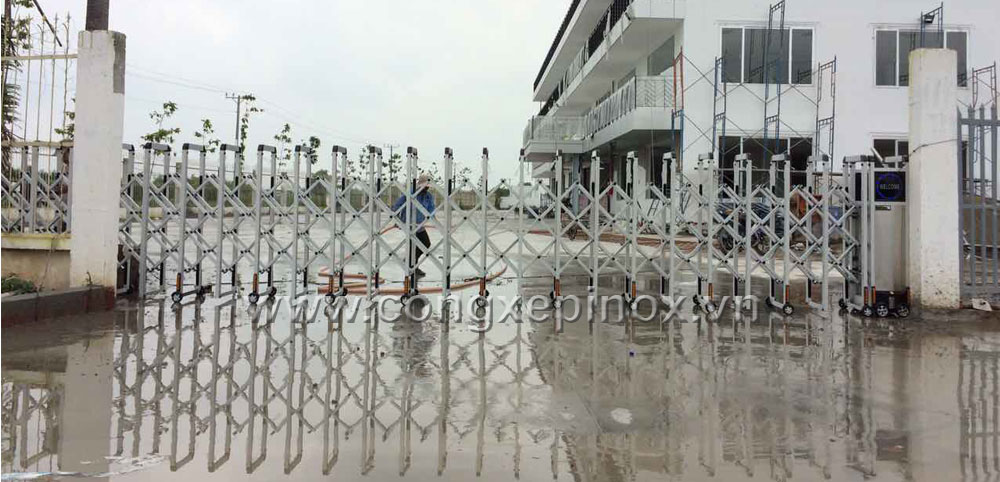 Hình ảnh thật tế Công trình lắp đặt cổng xếp hợp kim nhôm ở Thuận Đạo - Long An